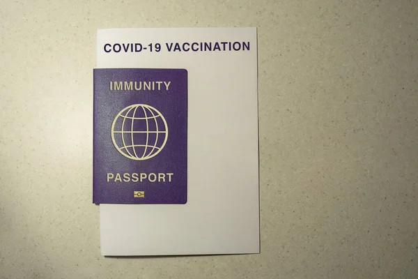 Globale Covid Immunità Passaporto Con Lettere Oro Certificato Vaccinazione Esso — Foto Stock