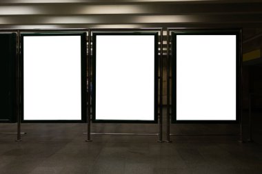 Metro istasyonundaki üç beyaz pano ekranının ön görüntüsü. Model yap. Metrodaki boş reklam panoları.