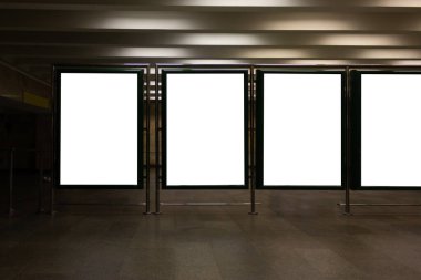 Metro istasyonundaki dört boş beyaz pankartın ön görüntüsü. Model yap. Metrodaki boş reklam panoları, metin için kopyalama alanı