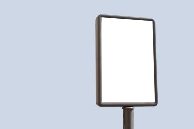 Boş ilan panosu, mavi arka planda izole edilmiş. Metin için kopyalama alanı olan boş reklam panosu