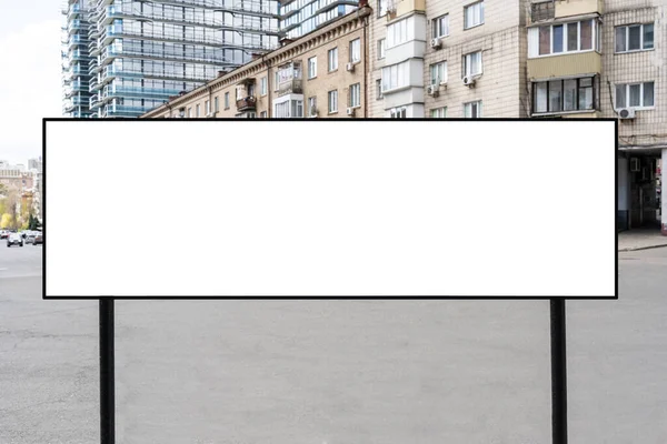街上空白的水平广告牌 空白的广告牌模仿着城市的背景 空广告框 带有文本复制空间 — 图库照片