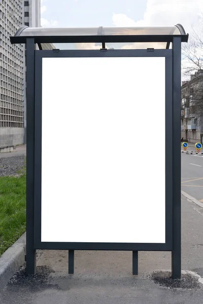 Verticaal Blanco Wit Reclamebord Bij Bushalte Straat Weg Huizen Achtergrond — Stockfoto