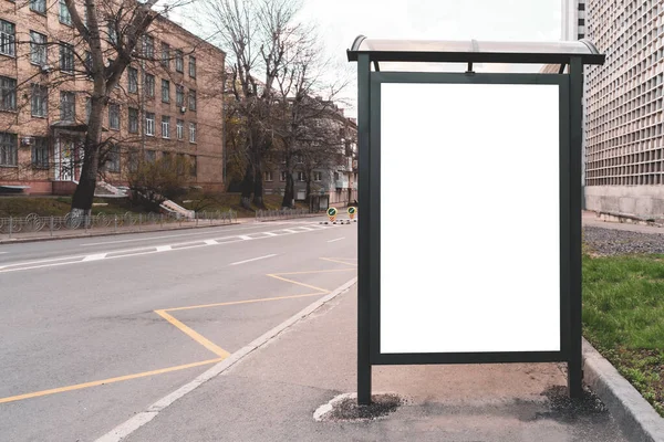 Pionowy Biały Billboard Przystanku Autobusowym Przy Ulicy Miejskiej Drogi Domy — Zdjęcie stockowe