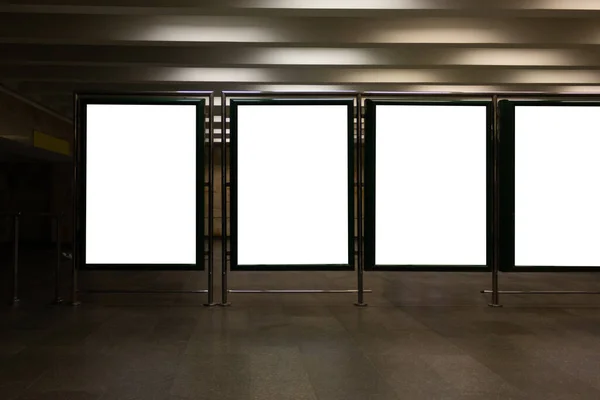 Vooraanzicht Van Vier Lege Witte Banners Achtergrond Het Metrostation Maak — Stockfoto