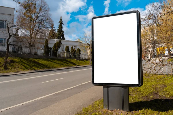 街道上的白色广告牌屏幕 以城市为背景 广告空间的Mockup — 图库照片