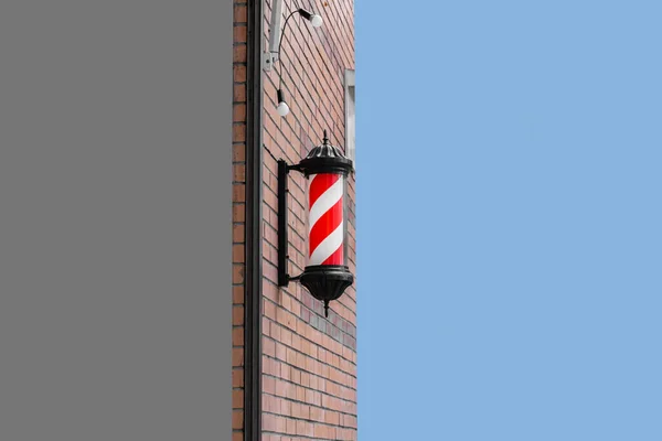 Gestreepte Kapperswinkel Paal Bruine Bakstenen Muur Barbershop Paal Tegen Bakstenen — Stockfoto