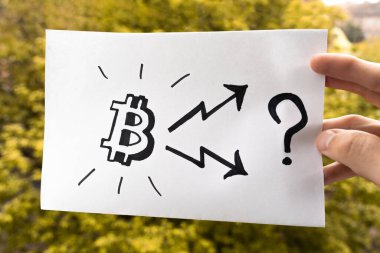 İki siyah oklu Bitcoin logosu kripto para değerinin düşüşünü ve artışını gösteriyor, bir elde elle çizilmiş konsept. İş, kripto para birimi ve gelecekteki teknoloji konsepti