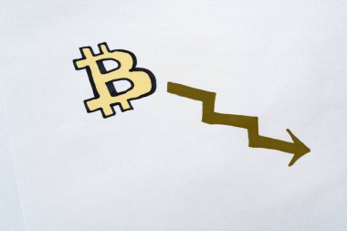 Siyah oklu sarı Bitcoin sembolü aşağı iniyor. Bitcoin döviz kurlarındaki olumsuz eğilimler, düşüş eğilimi