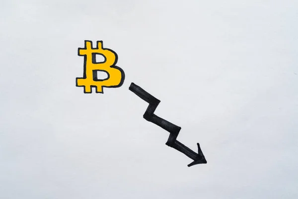 Bitcoin Amarillo Símbolo Con Flecha Negra Bajando Tendencias Negativas Los —  Fotos de Stock