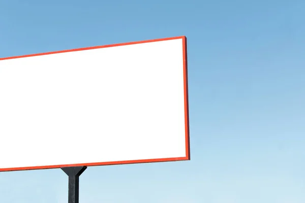 Big White Billboard Con Cornice Rossa Sfondo Blue Sky Durante — Foto Stock