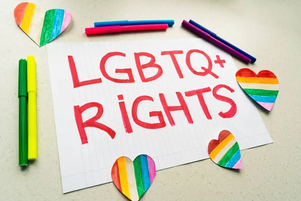 Poster Con Iscrizione Dei Diritti Lgbtq Tavolo Con Cuori Dipinti — Foto Stock