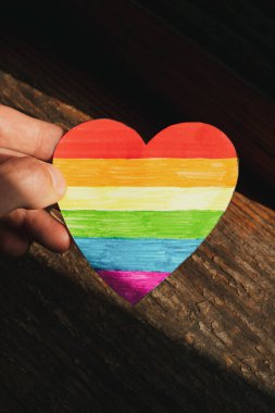 Elde el yapımı gökkuşağı kalbi. LGBTQ + Gurur Kutlaması konsepti