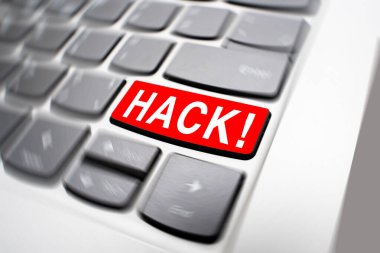 Klavyede radyal bulanıklık efektli kırmızı hack tuşu var. Çağdaş teknolojilerin yardımıyla başkasının verilerini yasadışı yollardan elde etmek.