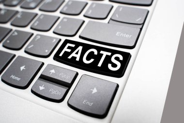 Siyah bir Bilgisayar Anahtarı 'na ait bilgiler. Doğruluk bilgisi kavramının yanı sıra gerçeklerle desteklenen bilgiler