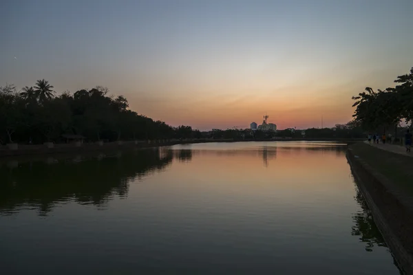 Клонг La Lom озеро на вечір — стокове фото