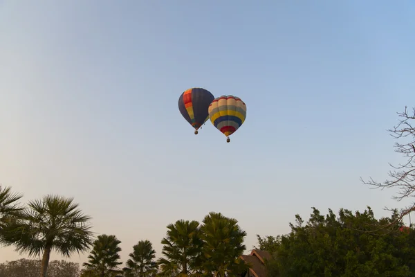 Два воздушных шара в небе — стоковое фото