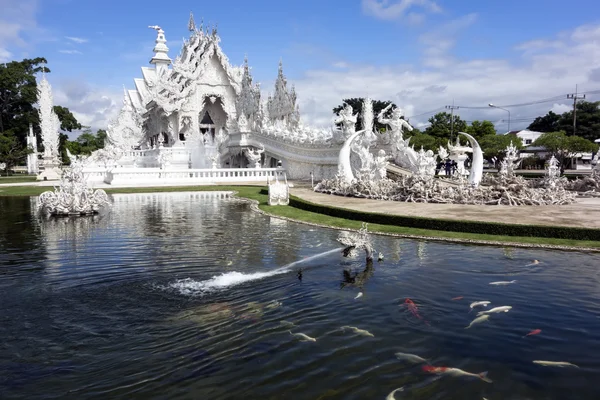 Vissen van witte tempel, Chiang Rai, Thailand — Stockfoto