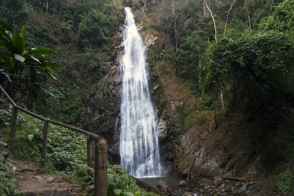 Vízesés közelében Chiang Rai, Thaiföld — Stock Fotó