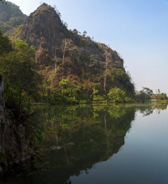 Wat Tham Khao zbiornik — Zdjęcie stockowe