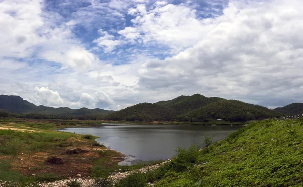 Reservatório Huai Lan em San Kamphaeng — Fotografia de Stock