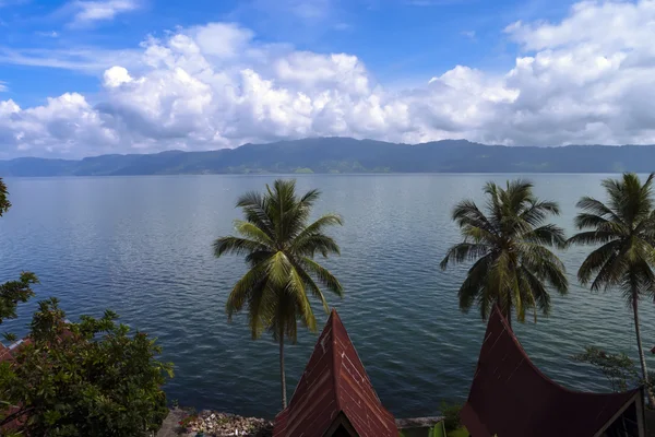 Vista desde Tuk-Tuk hasta el lago Toba — Foto de Stock