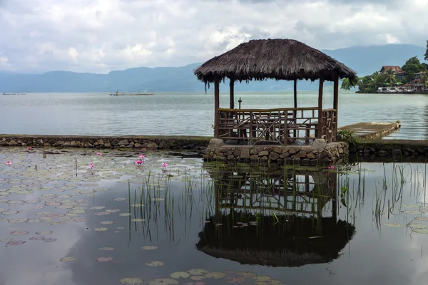 Vista de Tuk-Tuk para o Lago Toba Reflexão — Fotografia de Stock