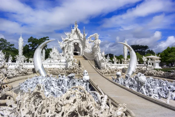 Wat rong khun, weg naar het paradijs. — Stockfoto