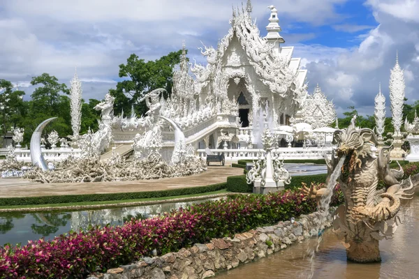Wat rong khun fonteinen — Stockfoto