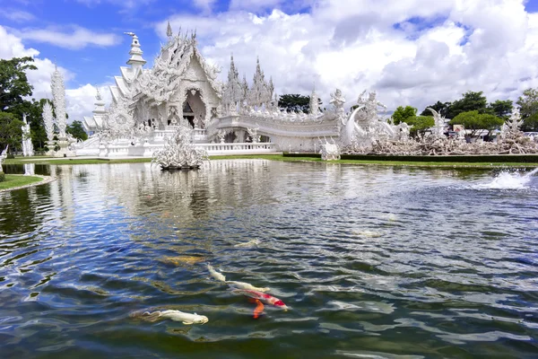 Fontän, fiskar, templet. Wat rong khun. — Stockfoto