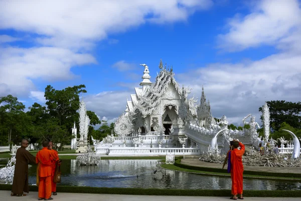 Buddhismen i 2000-talet. vitt tempel. — Stockfoto