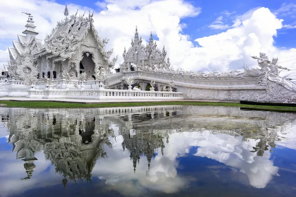 Wat rong khun, reflectie. — Stockfoto