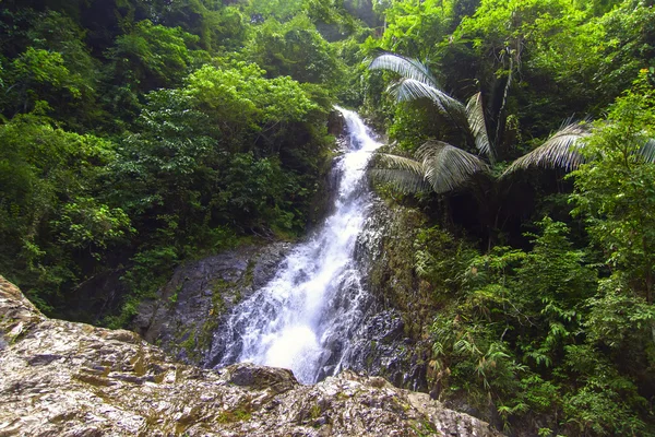 Huai naar waterval in de jungle. — Stockfoto