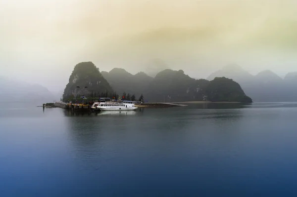 Antes de Dawn. Muelle de Cat Ba Island . —  Fotos de Stock