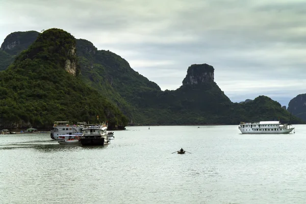 Buenos días, Barcos y Rocas . — Foto de Stock