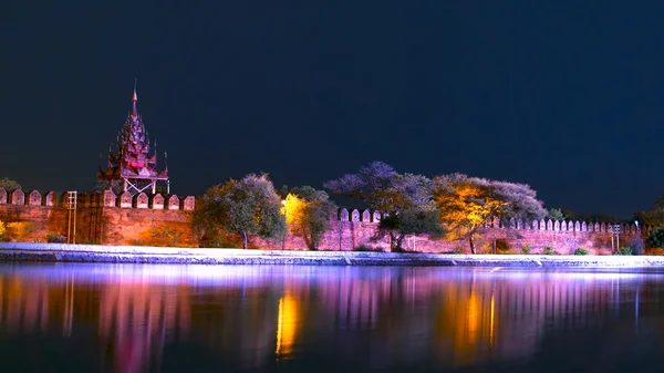 Nacht rivier. Mandalay paleis bastion. — Stockfoto