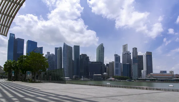 Singapore-Wolkenkratzer und Marina Bay-Panorama. — Stockfoto