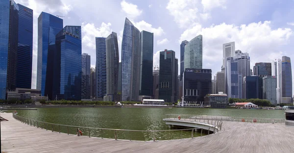 Singapur gökdelenler ve marina bay görünümü. — Stok fotoğraf