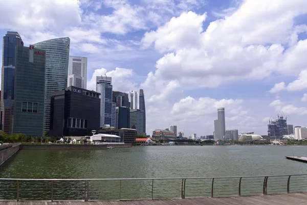 Singapore skyskrapor nära floden. — Stockfoto