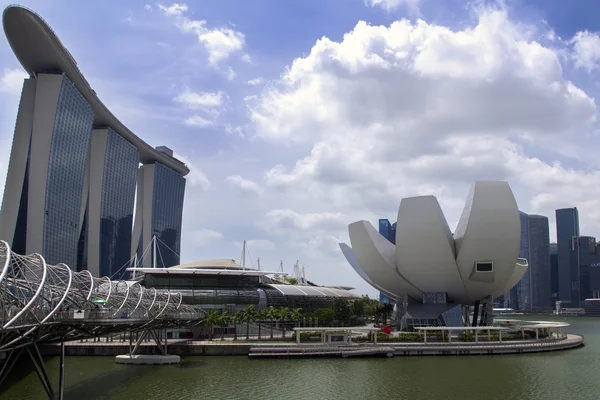 Blick auf singapore artscience museum und Marina bay sandes. — Stockfoto