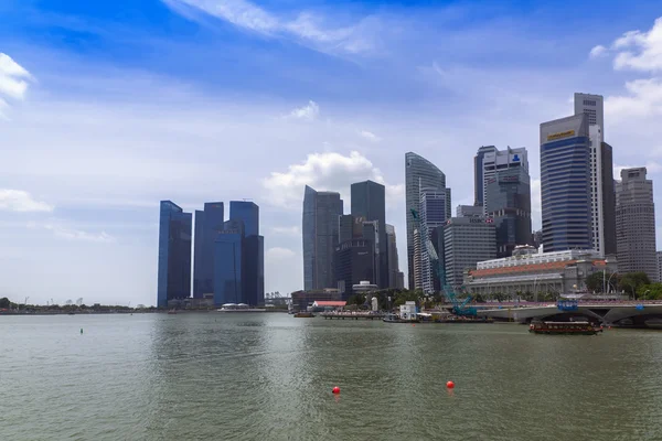 Singapur mrakodrapy a červené koule. — Stock fotografie