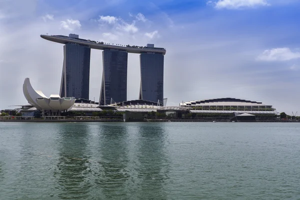 Visa marina bay sands resort och artscience Museum. — Stockfoto