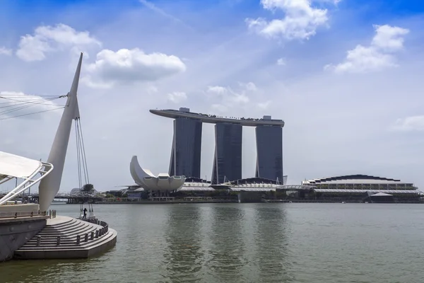 Вид на Marina Bay Sands Resort, Pier и Музей науки — стоковое фото