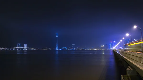 Macau tower en bruggen nachts. — Stockfoto