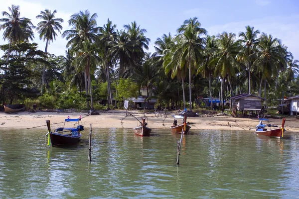 Boote in der Nähe von Koh Mook Island Pier. — Stockfoto