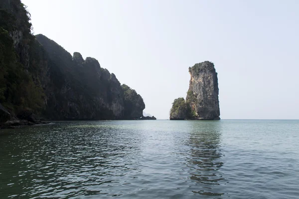 Praia de Aonang. Linha costeira . — Fotografia de Stock