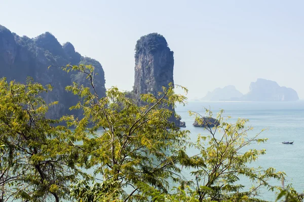 Praia de Aonang. Linha costeira . — Fotografia de Stock