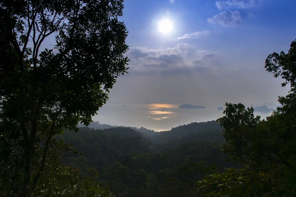 Aonang Beach. Kıyı hattı, Güneş — Stok fotoğraf