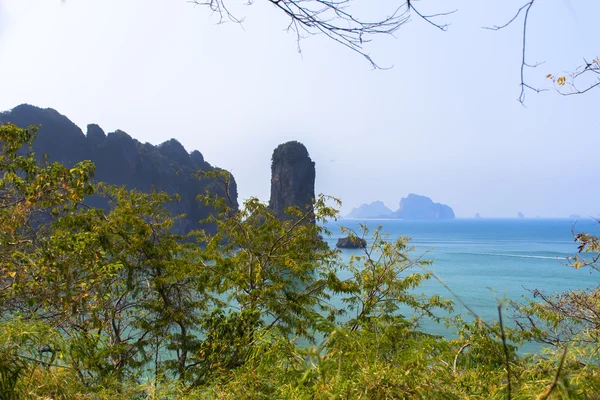 Praia de Aonang. Linha costeira . — Fotografia de Stock