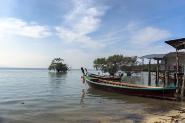 Koh Mook sahil şeridi tekneler.