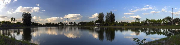 Panorama van Nong Prajak openbare Park vijver. — Stockfoto